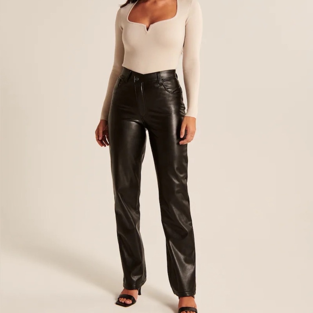 Curve Love Criss-Cross Waistband
Vegan Leather 90s Straight Pants